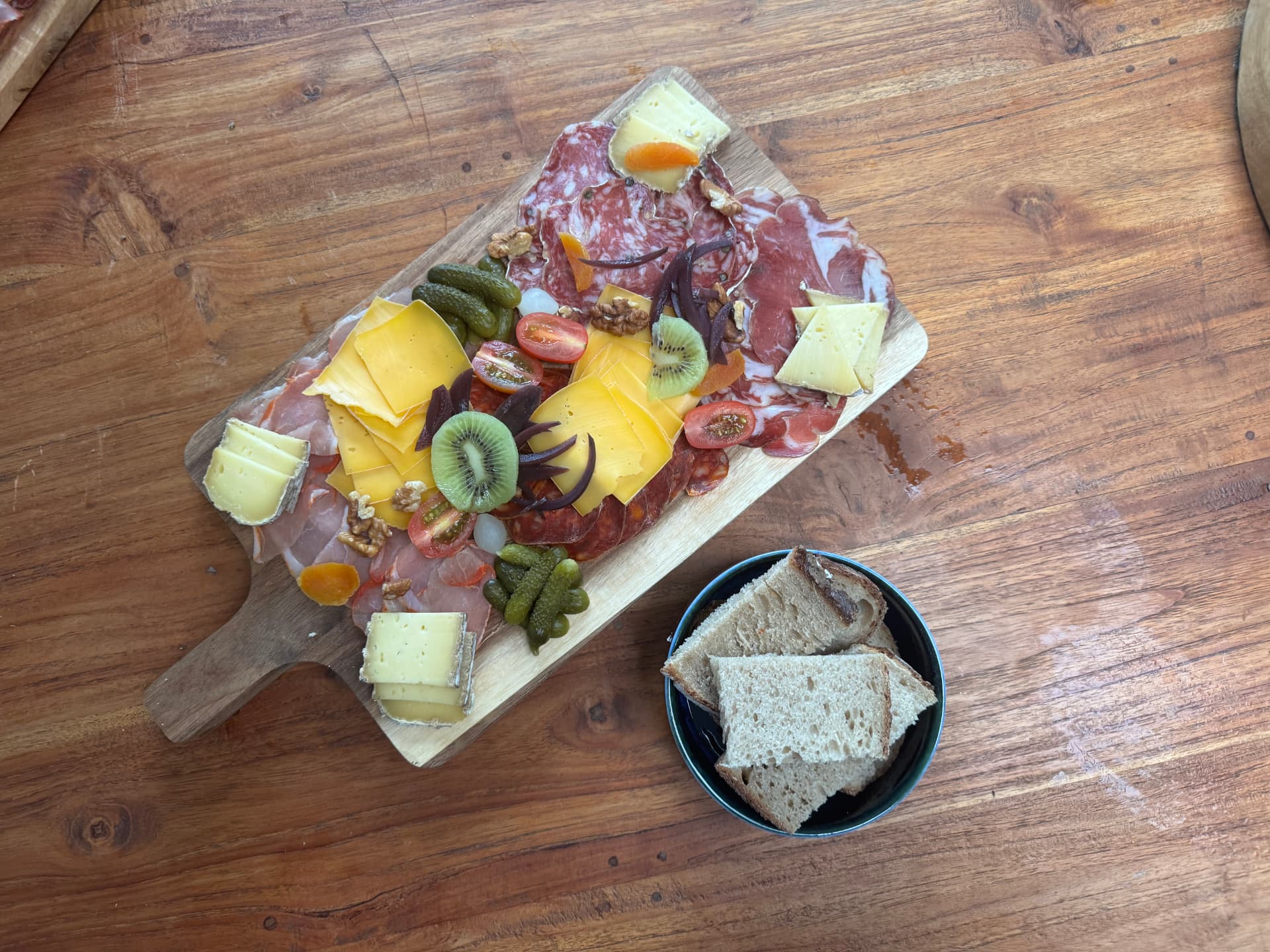 Planche apéritive fromage et charcuterie